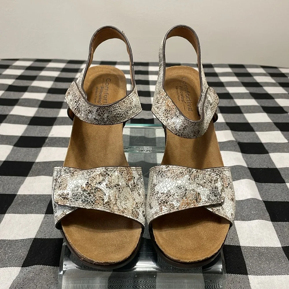 Comfortiva Abria Grey Flower Leather Wedge Sandals Pillowtop Memory Foam Sz 10W